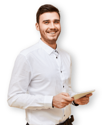 Uomo sorridente con laptop in mano